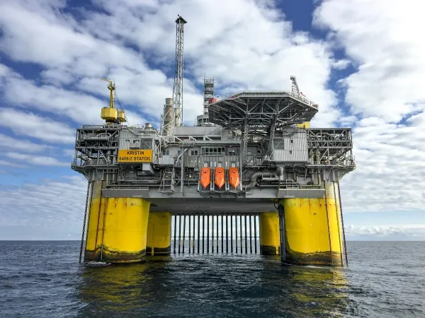 Comportamiento de corrosión y fatiga de Inconel 718 en entornos agresivos en alta mar